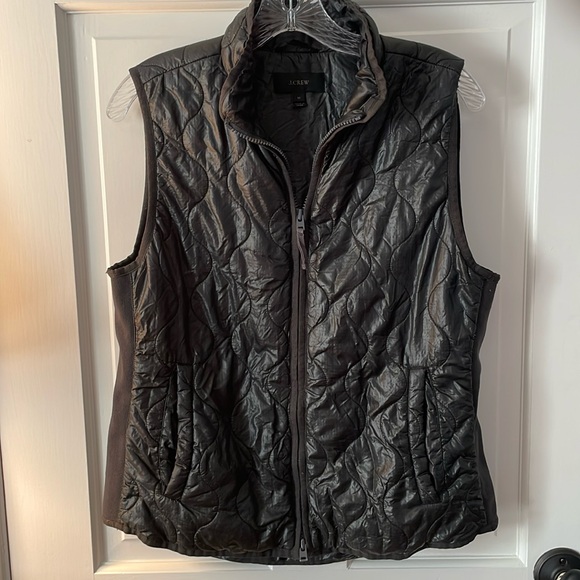 J. Crew Jackets & Blazers - Cute and flattering basic black quilted J.Crew puffer vest M 💋